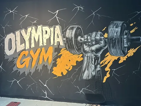 Salonun duvarına elle boyanmış Olympia Gym duvar resmi